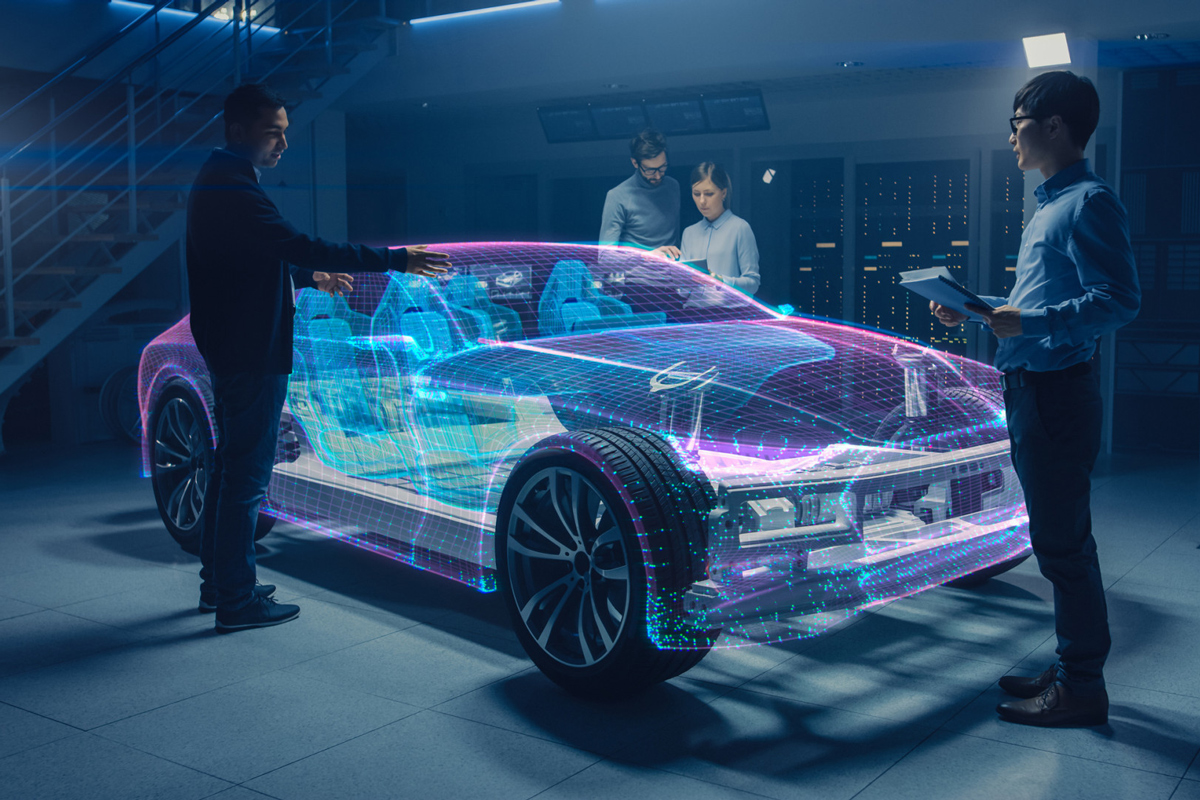 Vier Mitarbeiter untersuchen ein virtuelles Automobil (gestelltes Bild)